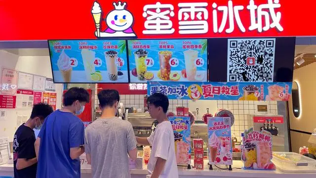 蜜雪冰城1元冰杯惹怒两拨打工人 网友：究竟是谁的错？