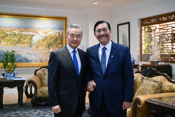王毅会见印尼对华合作牵头人、统筹部长卢胡特